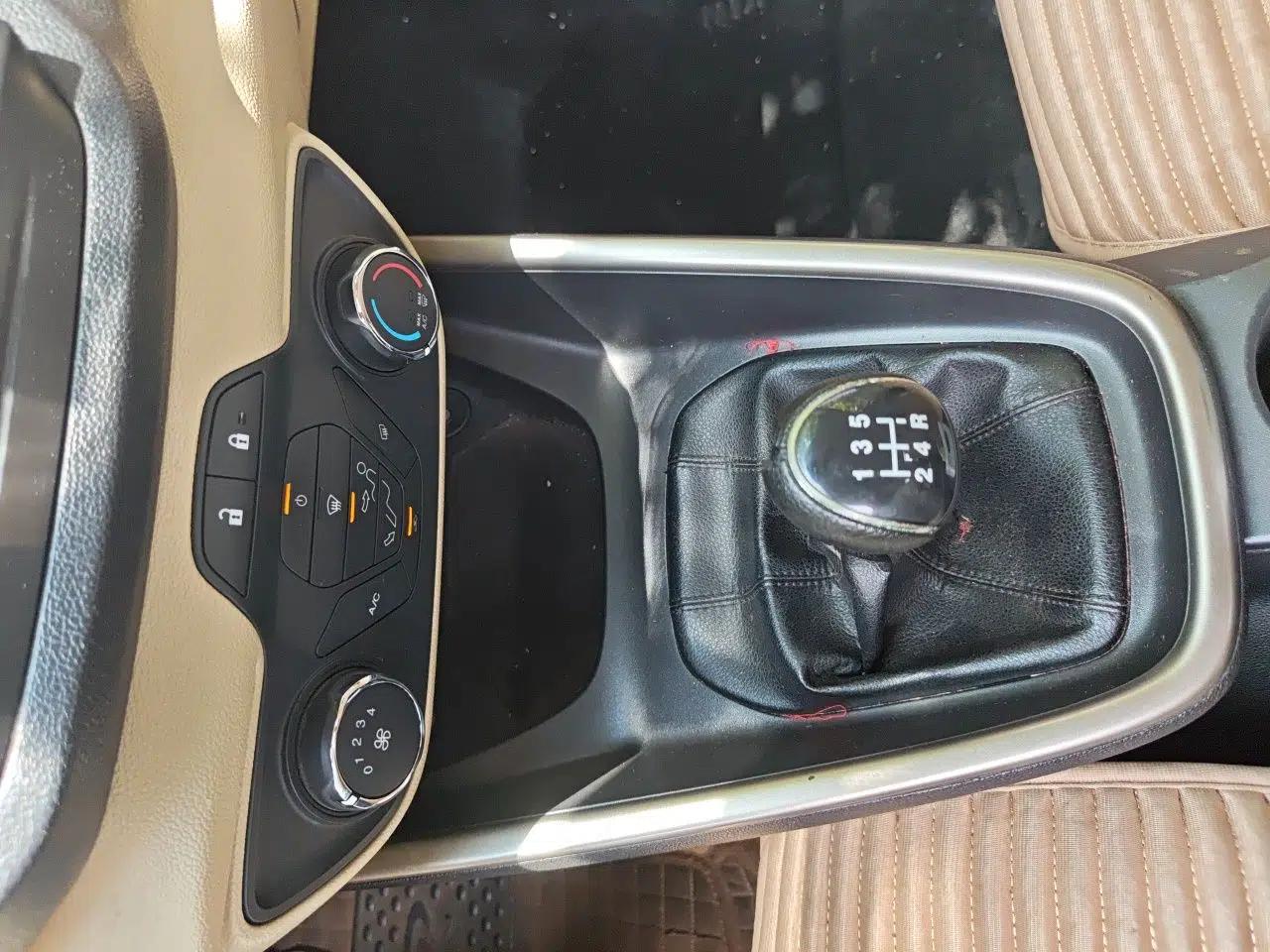 Ford Escort 2015 1.5L Manual Comfort Model — миниатюра 14