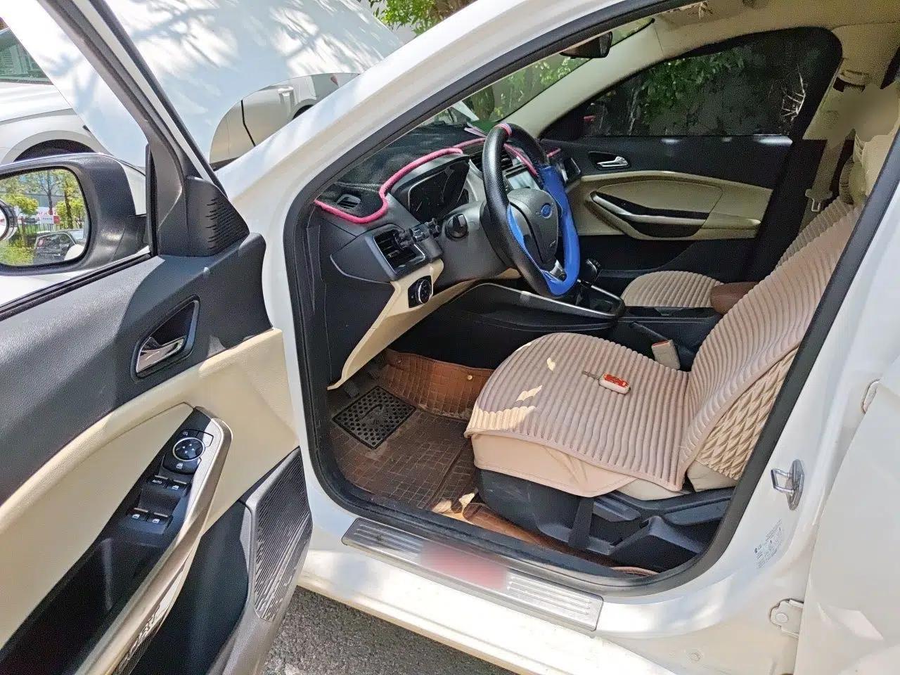 Ford Escort 2015 1.5L Manual Comfort Model — миниатюра 16