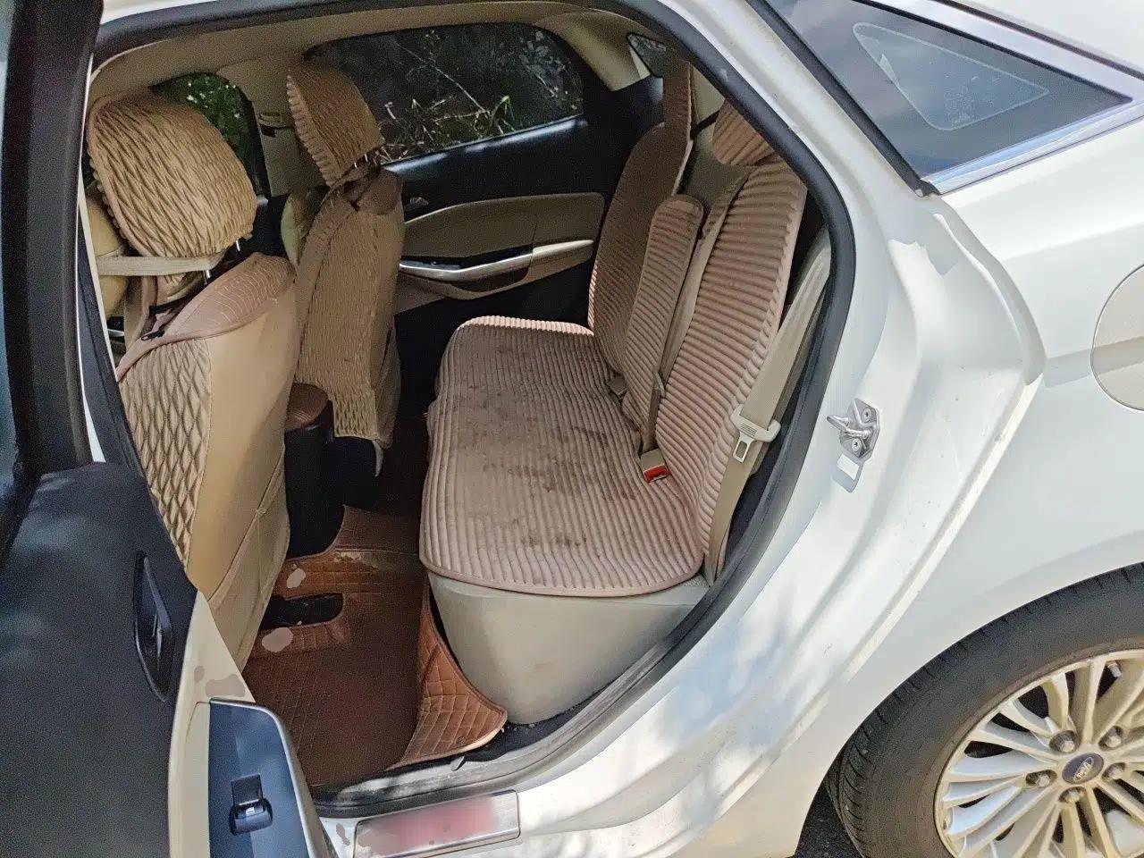 Ford Escort 2015 1.5L Manual Comfort Model — миниатюра 17