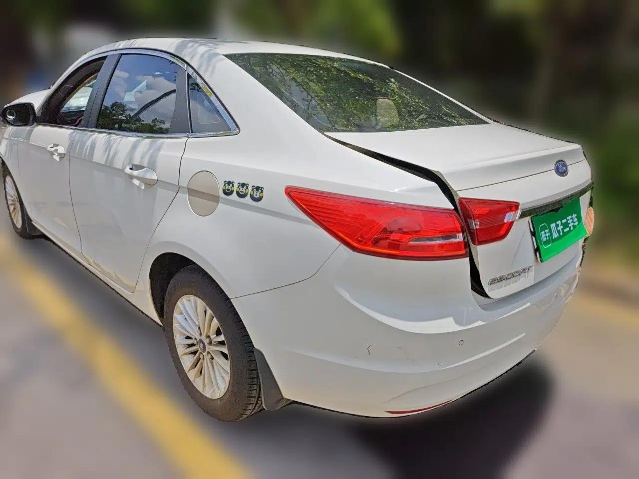 Ford Escort 2015 1.5L Manual Comfort Model — миниатюра 4