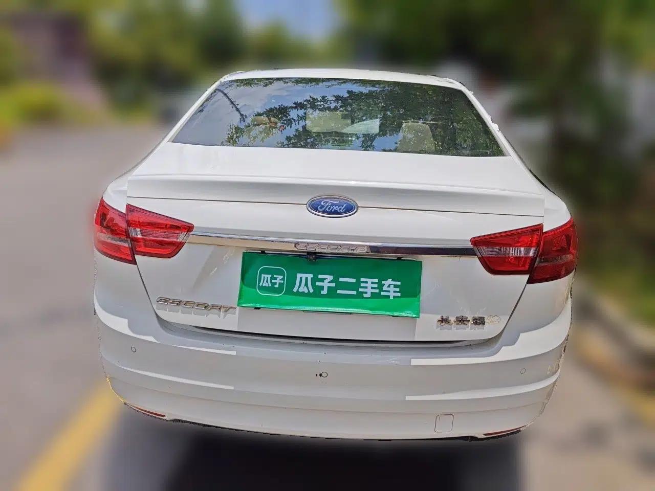 Ford Escort 2015 1.5L Manual Comfort Model — миниатюра 5