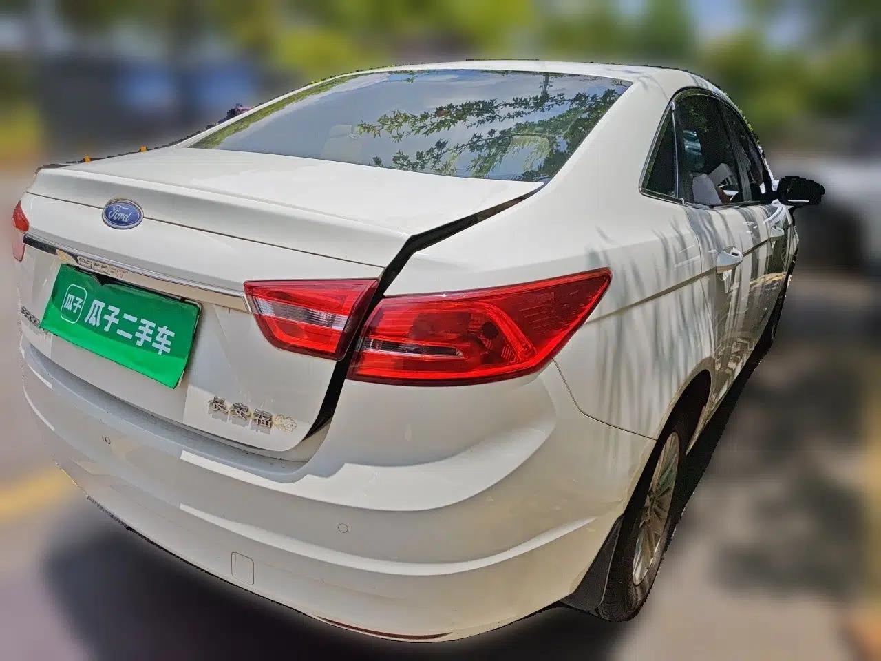 Ford Escort 2015 1.5L Manual Comfort Model — миниатюра 6