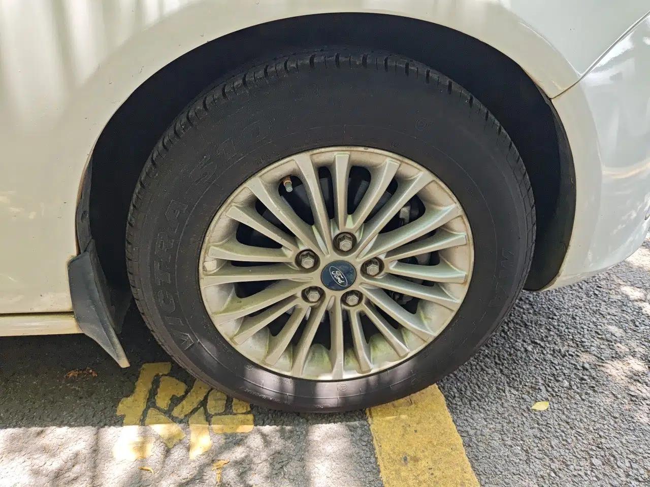 Ford Escort 2015 1.5L Manual Comfort Model — миниатюра 8