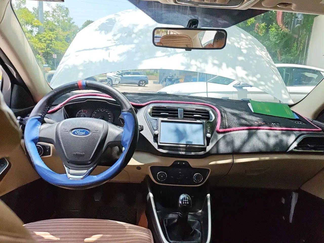 Ford Escort 2015 1.5L Manual Comfort Model — миниатюра 9