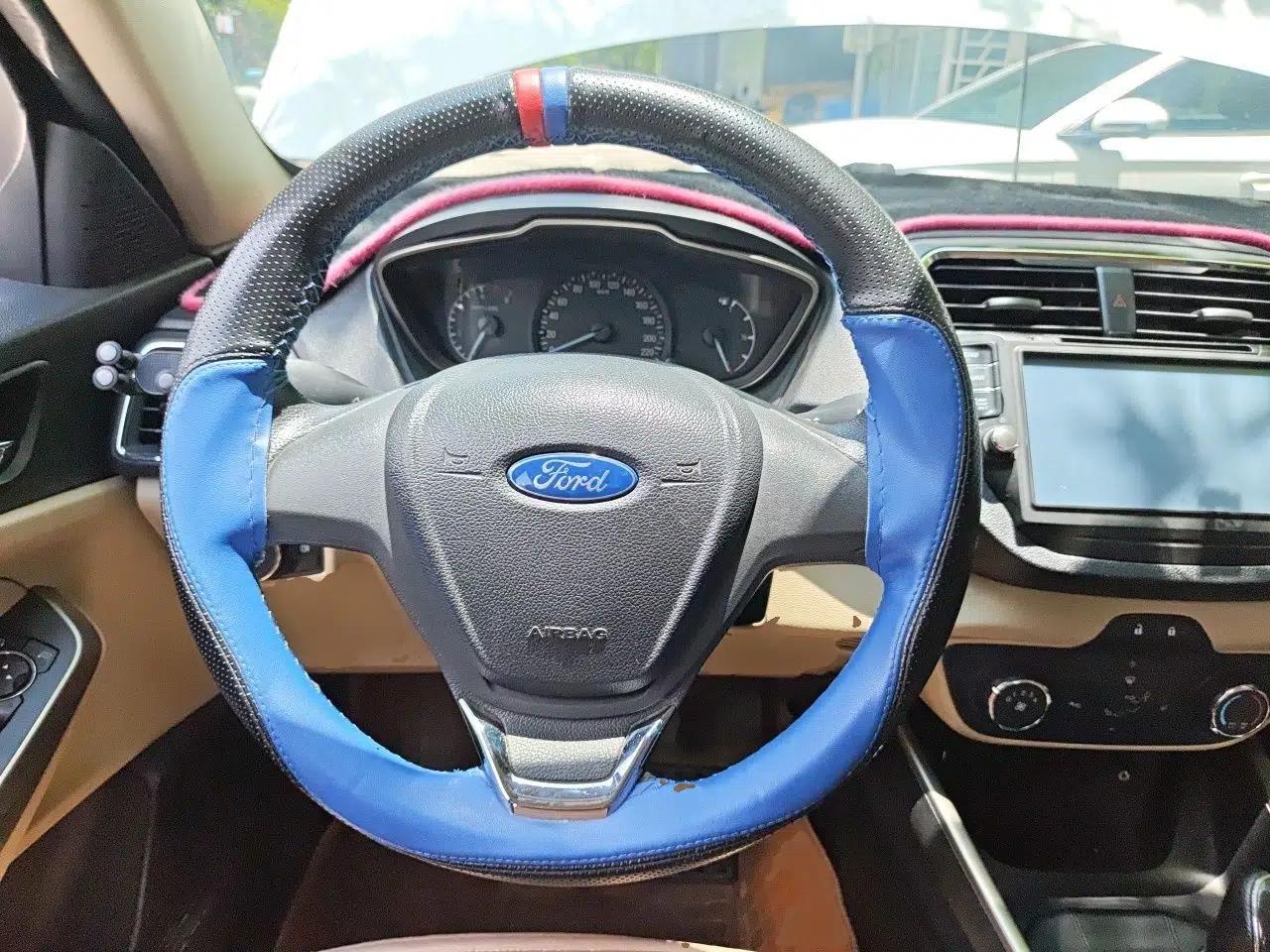 Ford Escort 2015 1.5L Manual Comfort Model — миниатюра 10