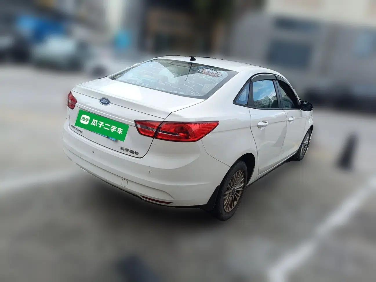 Ford Escort 2015 1.5L Automatic Comfort Edition — миниатюра 4