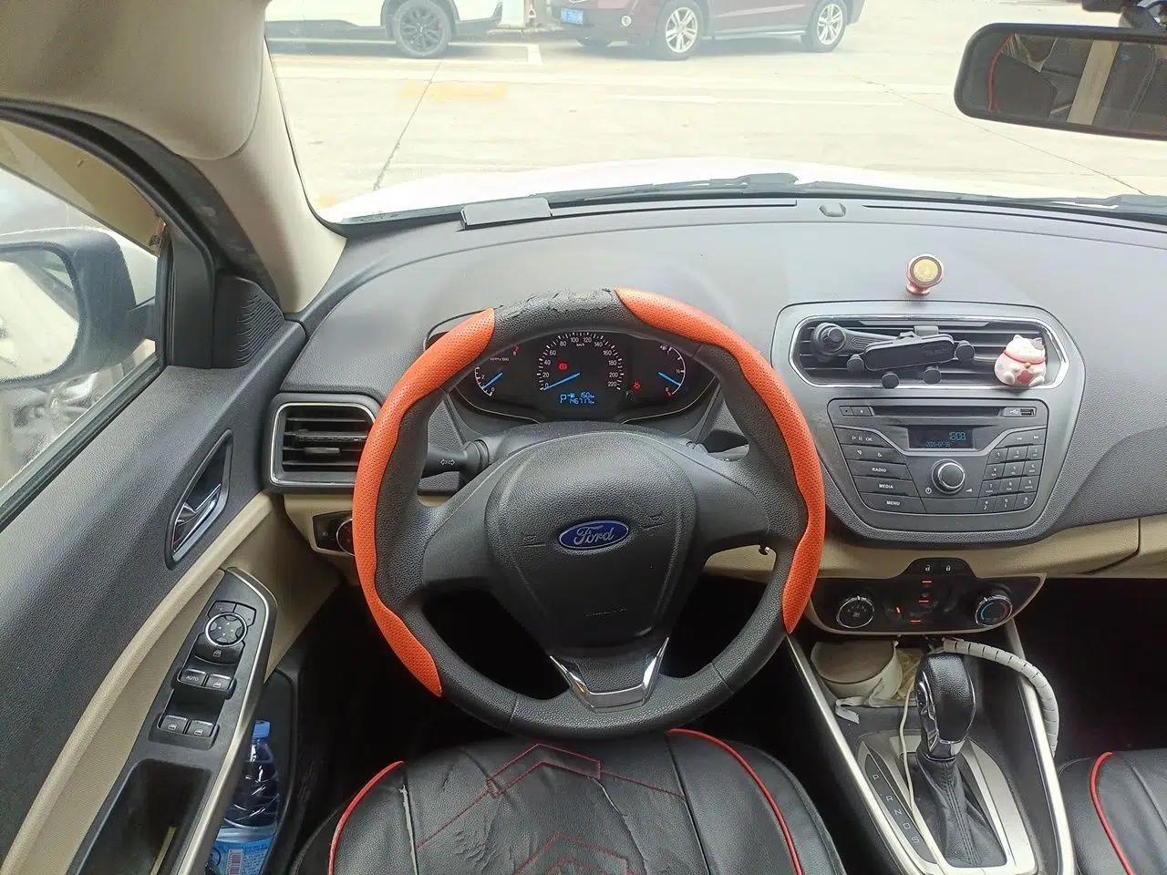 Ford Escort 2015 1.5L Automatic Comfort Edition — миниатюра 7
