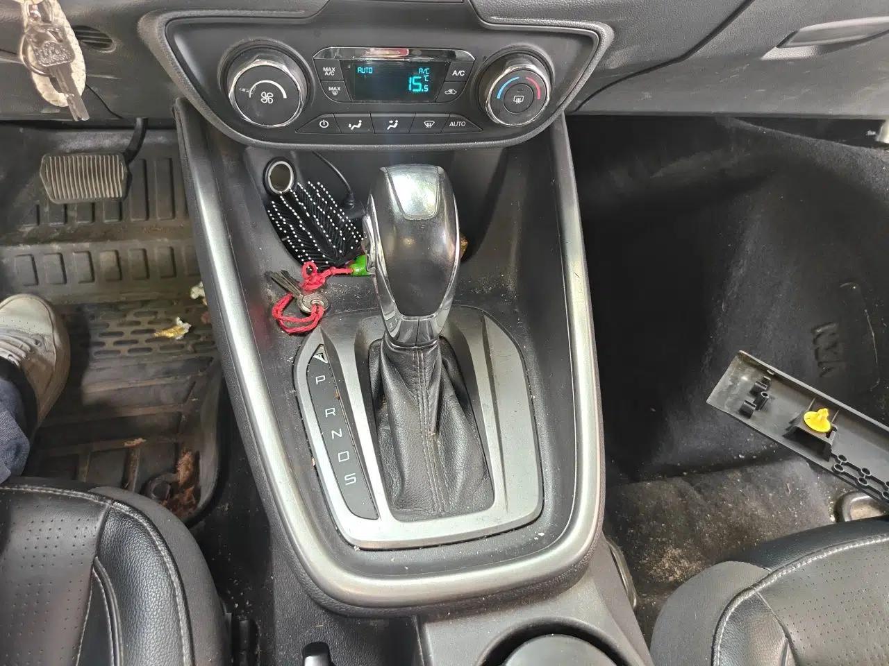 Ford Escort 2015 1.5L Automatic Fashion Model — миниатюра 14