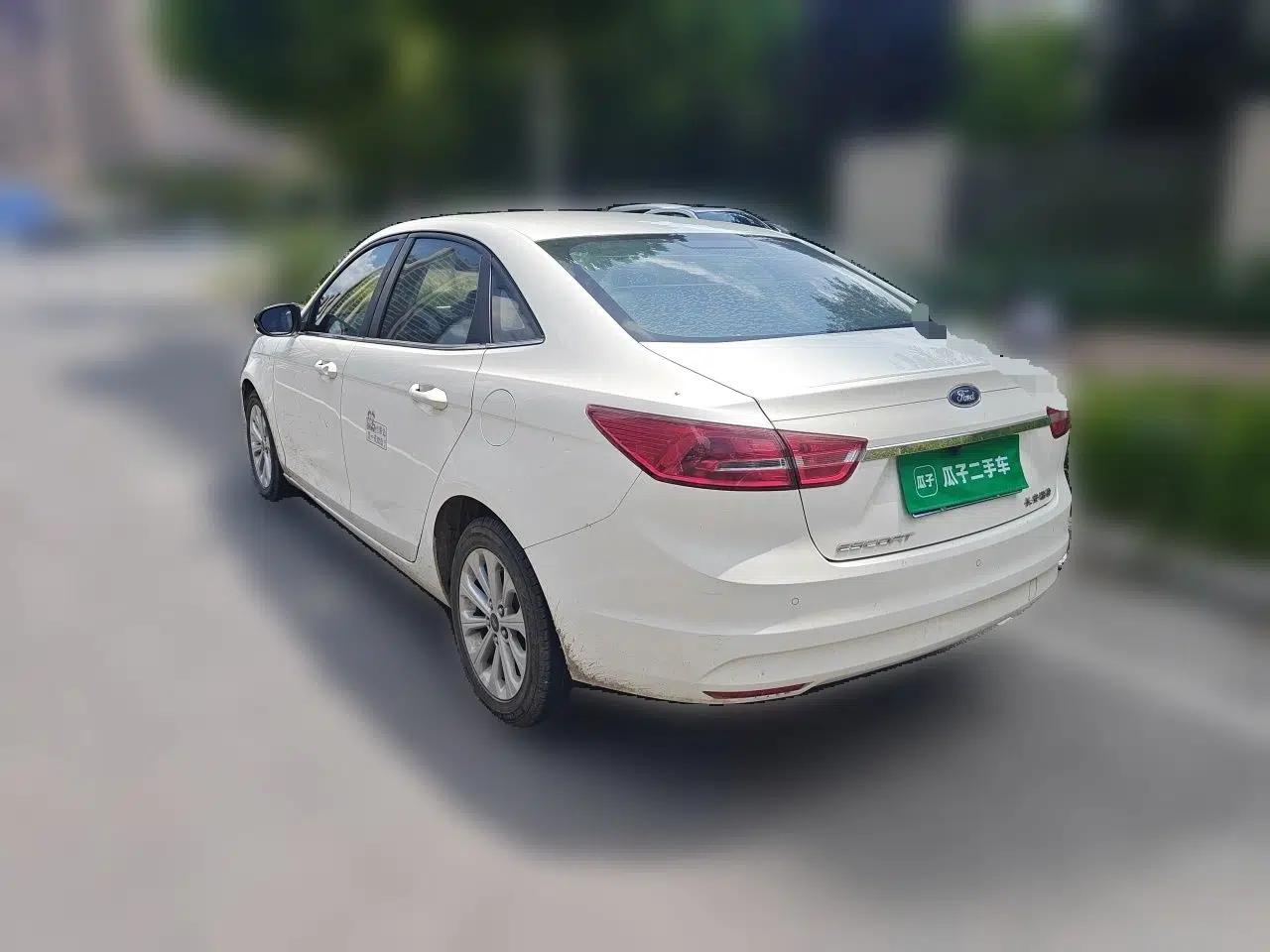 Ford Escort 2015 1.5L Automatic Fashion Model — миниатюра 4