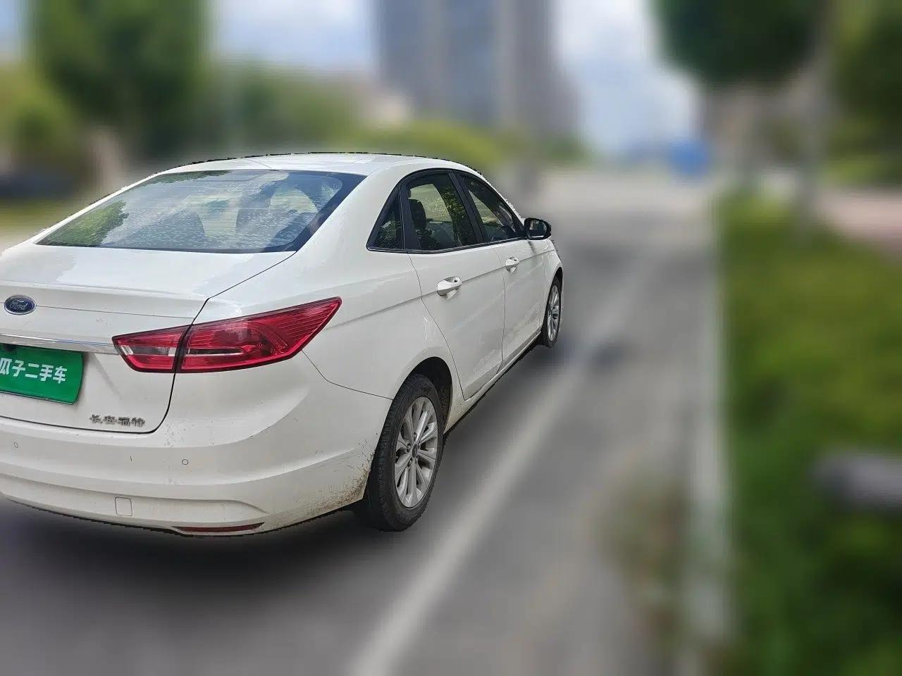 Ford Escort 2015 1.5L Automatic Fashion Model — миниатюра 6