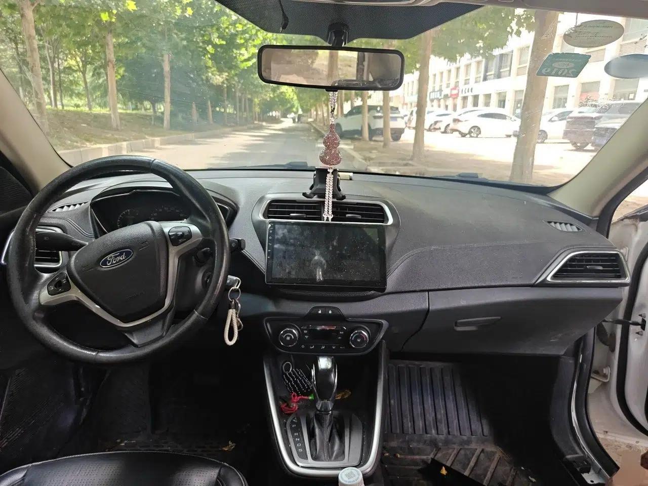 Ford Escort 2015 1.5L Automatic Fashion Model — миниатюра 9