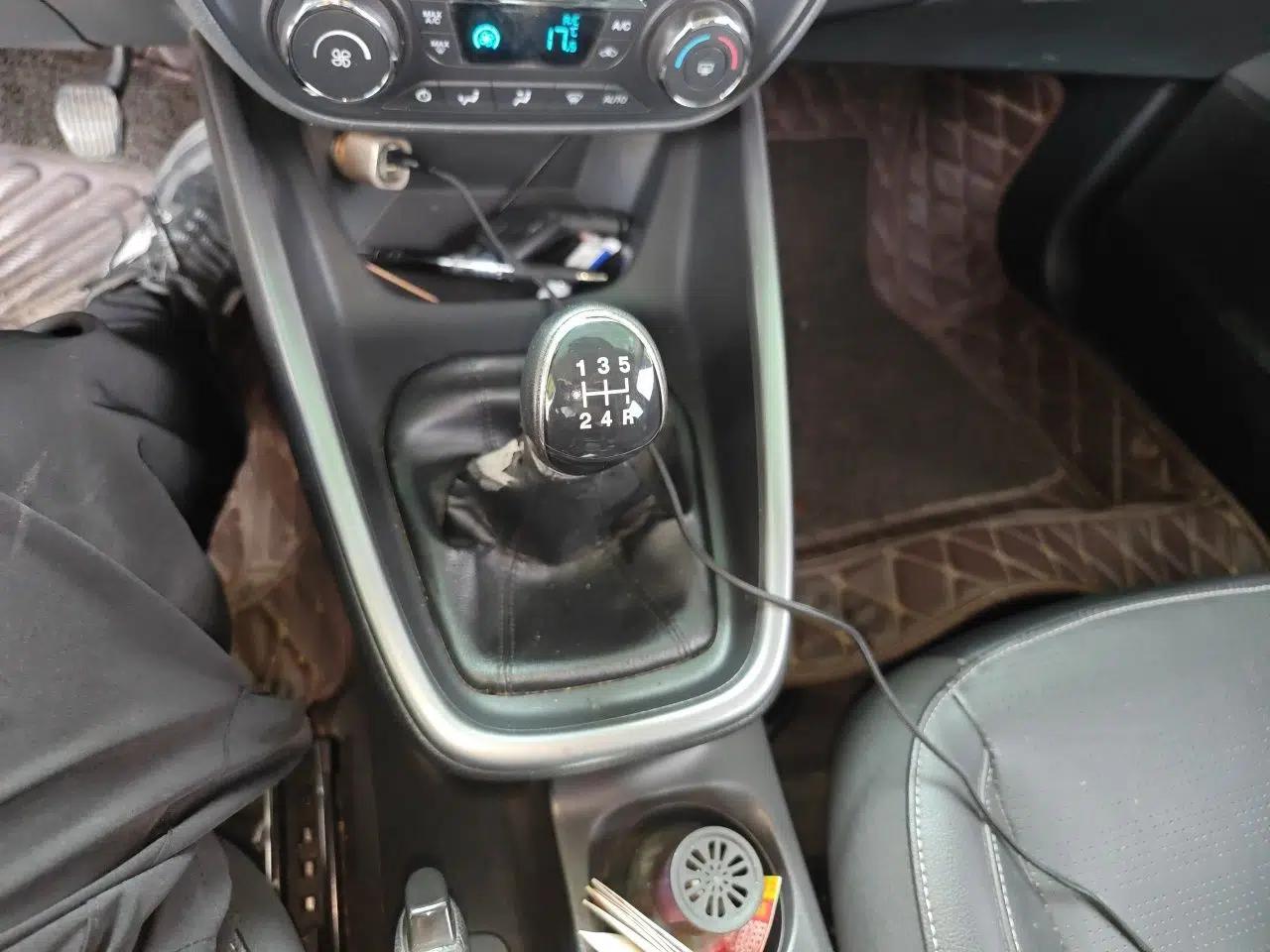 Ford Escort 2015 1.5L Manual Fashion Edition — миниатюра 14