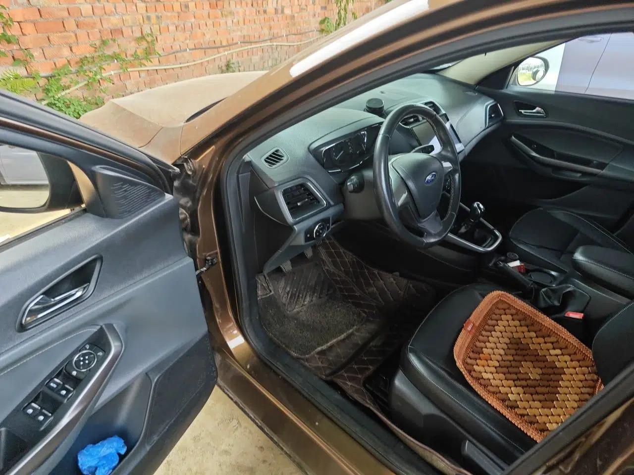 Ford Escort 2015 1.5L Manual Fashion Edition — миниатюра 16