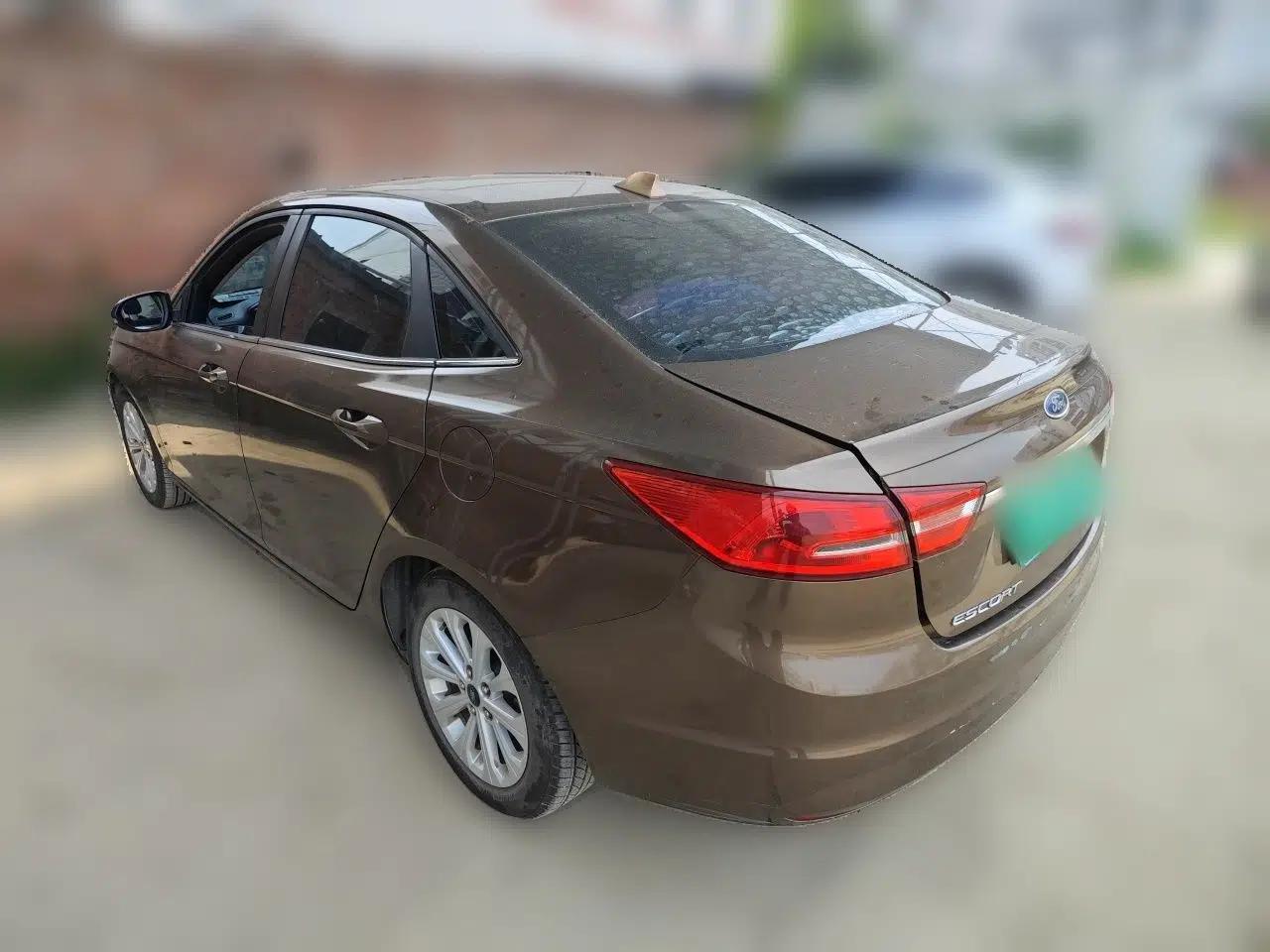 Ford Escort 2015 1.5L Manual Fashion Edition — миниатюра 4