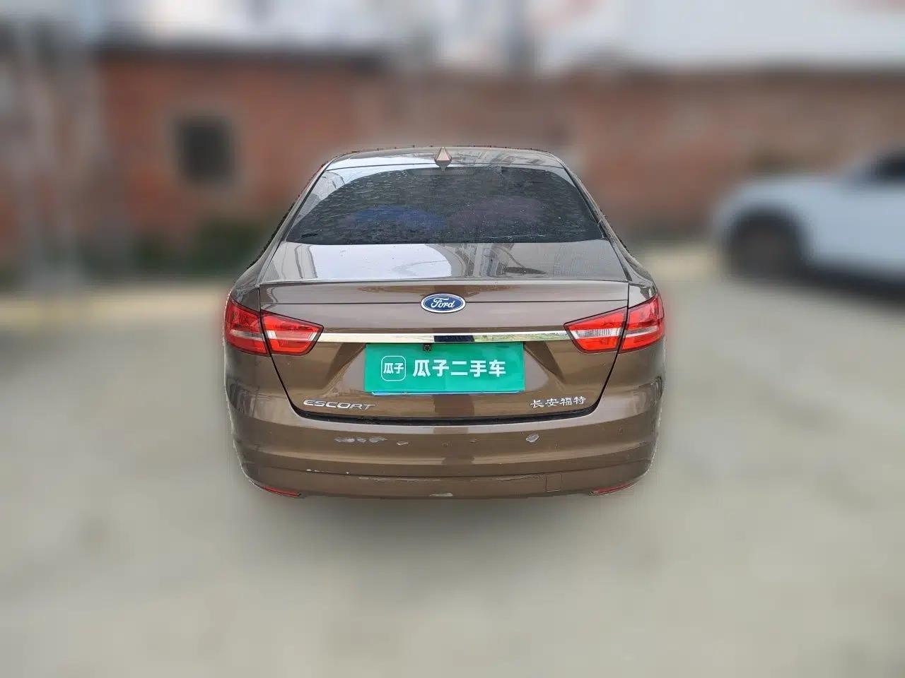 Ford Escort 2015 1.5L Manual Fashion Edition — миниатюра 5