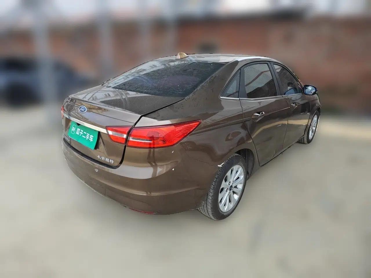 Ford Escort 2015 1.5L Manual Fashion Edition — миниатюра 6