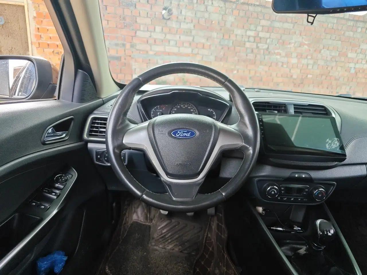 Ford Escort 2015 1.5L Manual Fashion Edition — миниатюра 10