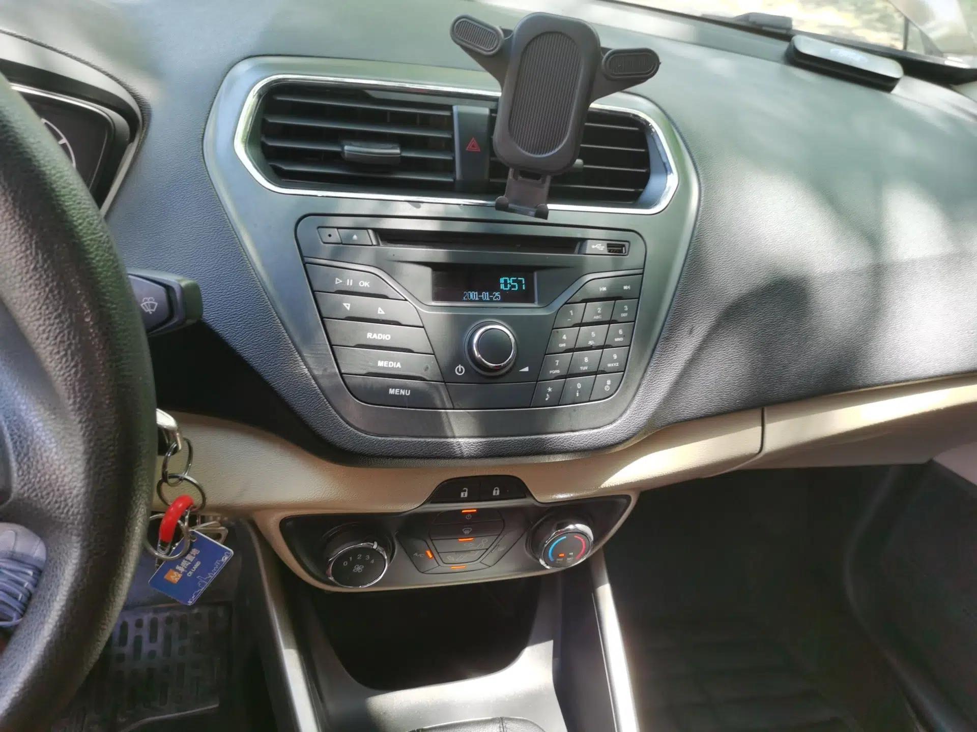 Ford Escort 2015 1.5L Manual Comfort Model — миниатюра 13
