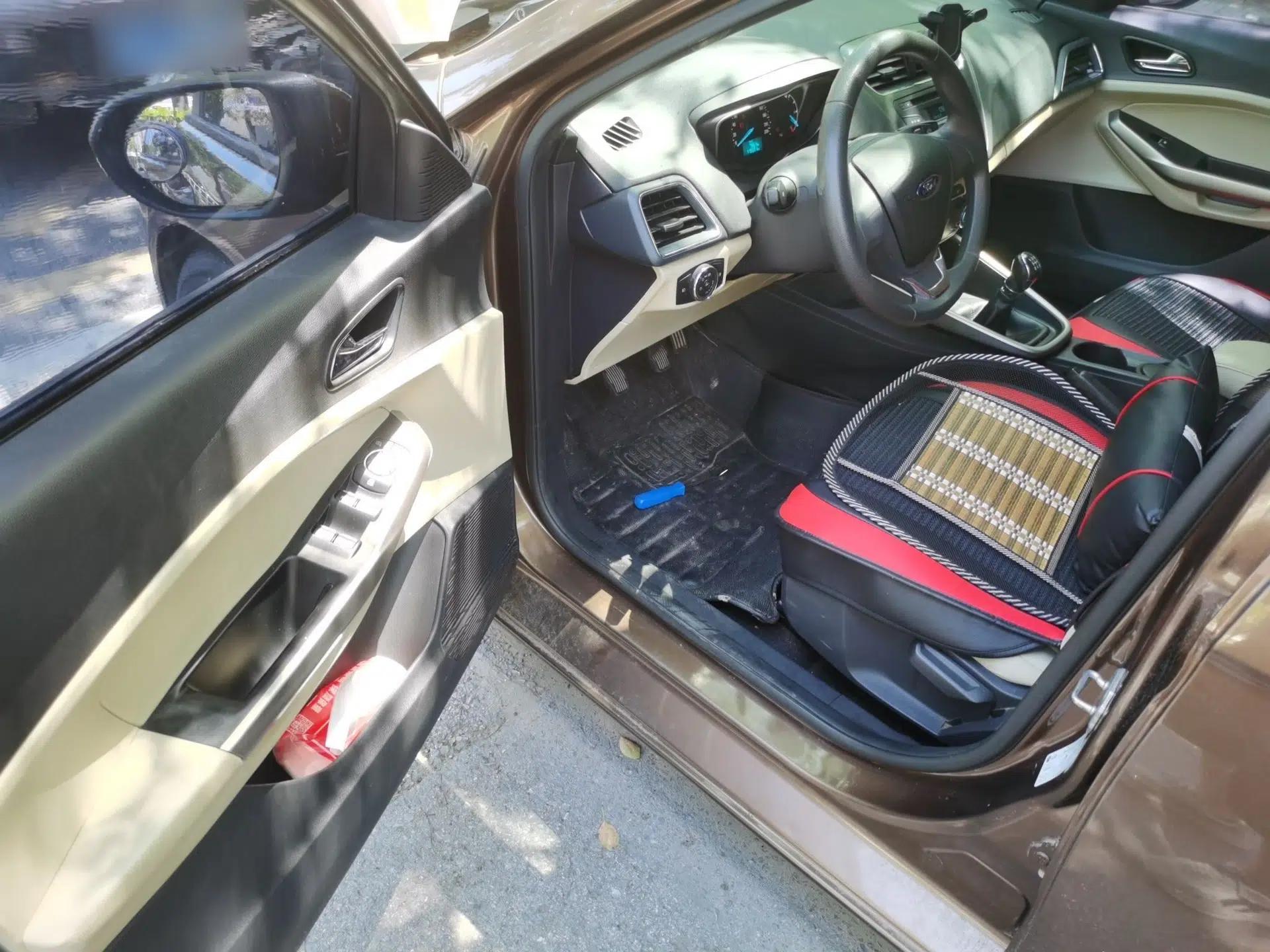 Ford Escort 2015 1.5L Manual Comfort Model — миниатюра 16