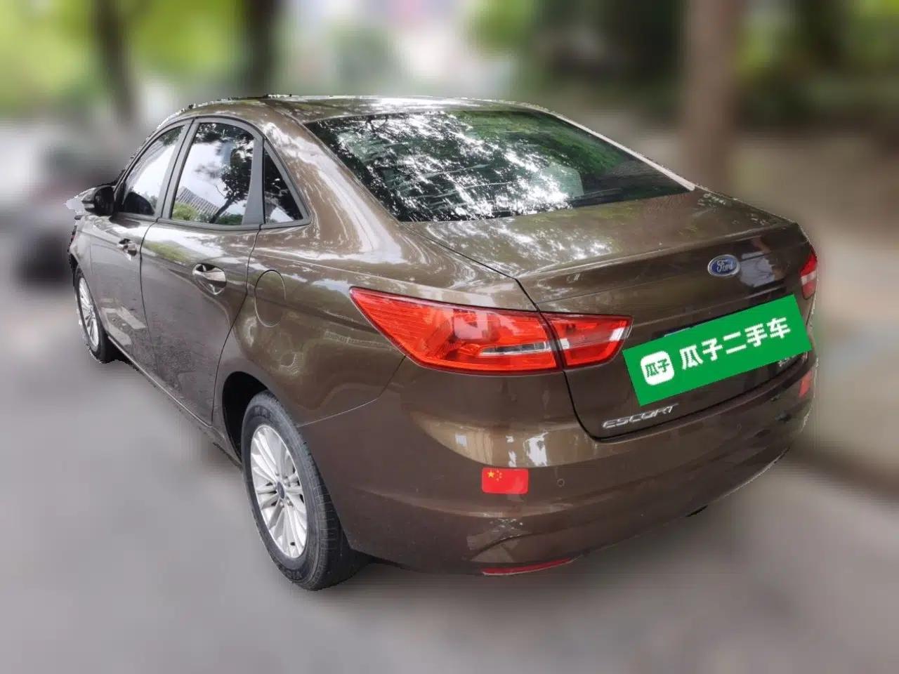 Ford Escort 2015 1.5L Manual Comfort Model — миниатюра 4
