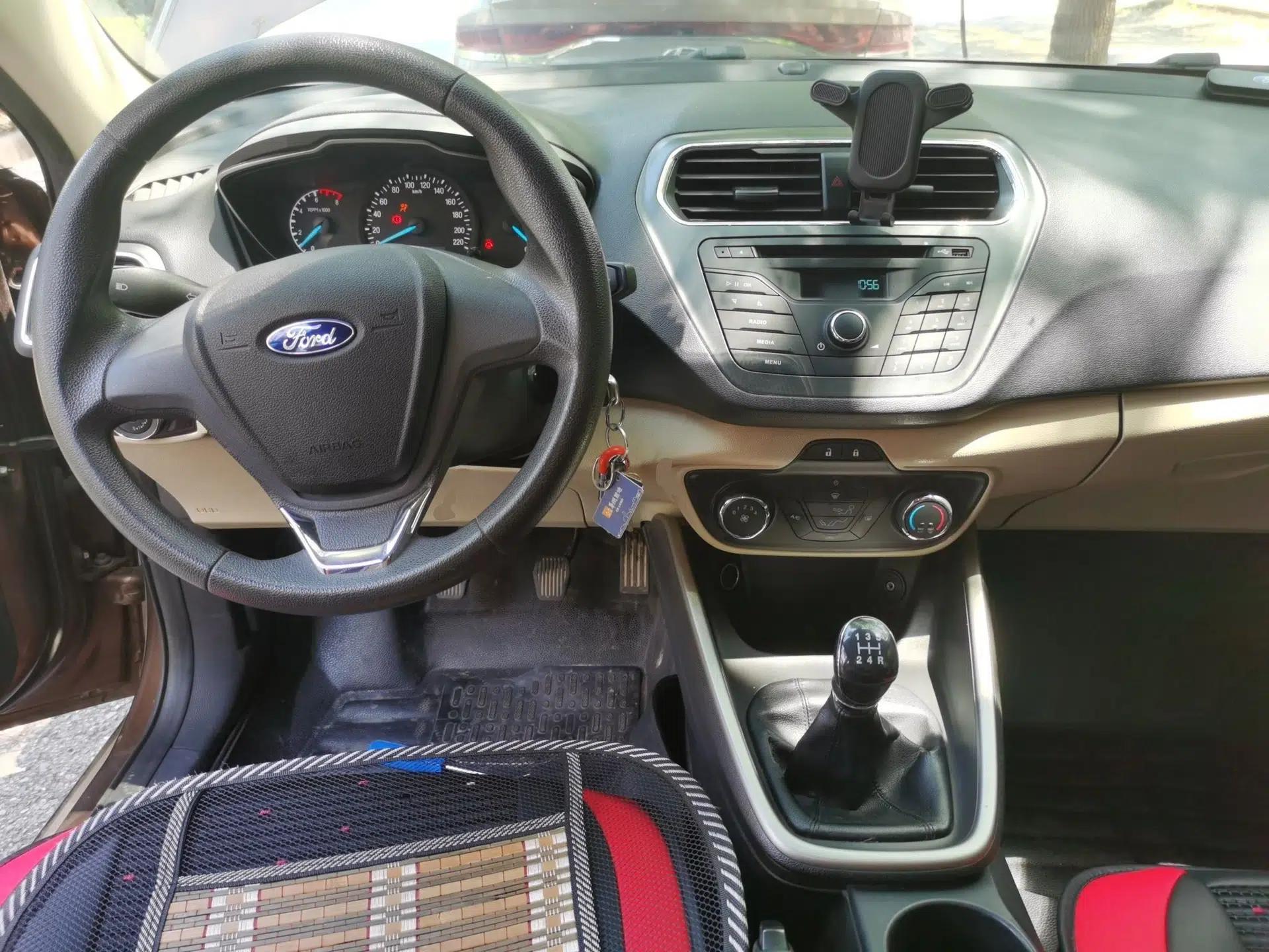 Ford Escort 2015 1.5L Manual Comfort Model — миниатюра 9