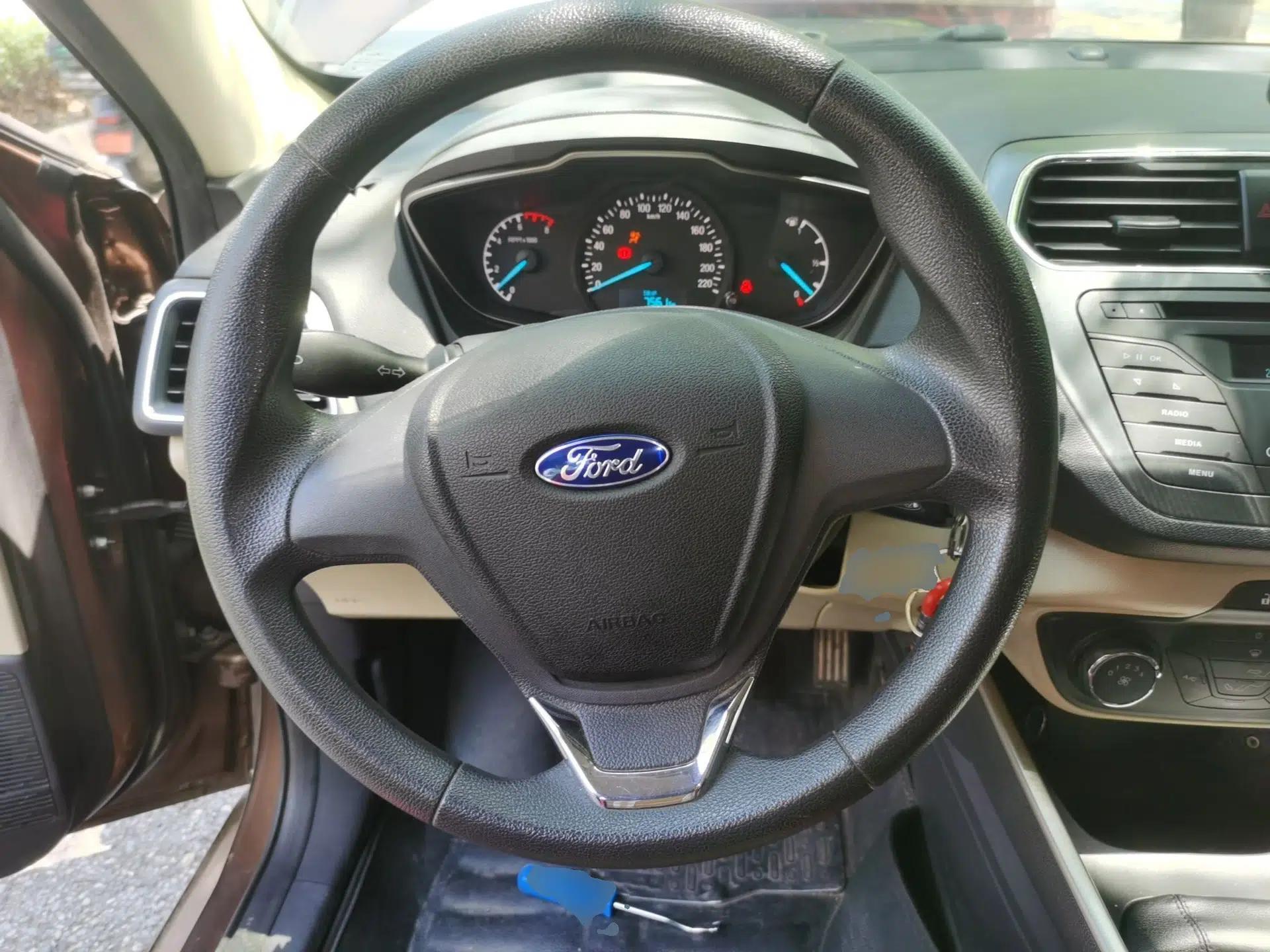 Ford Escort 2015 1.5L Manual Comfort Model — миниатюра 10