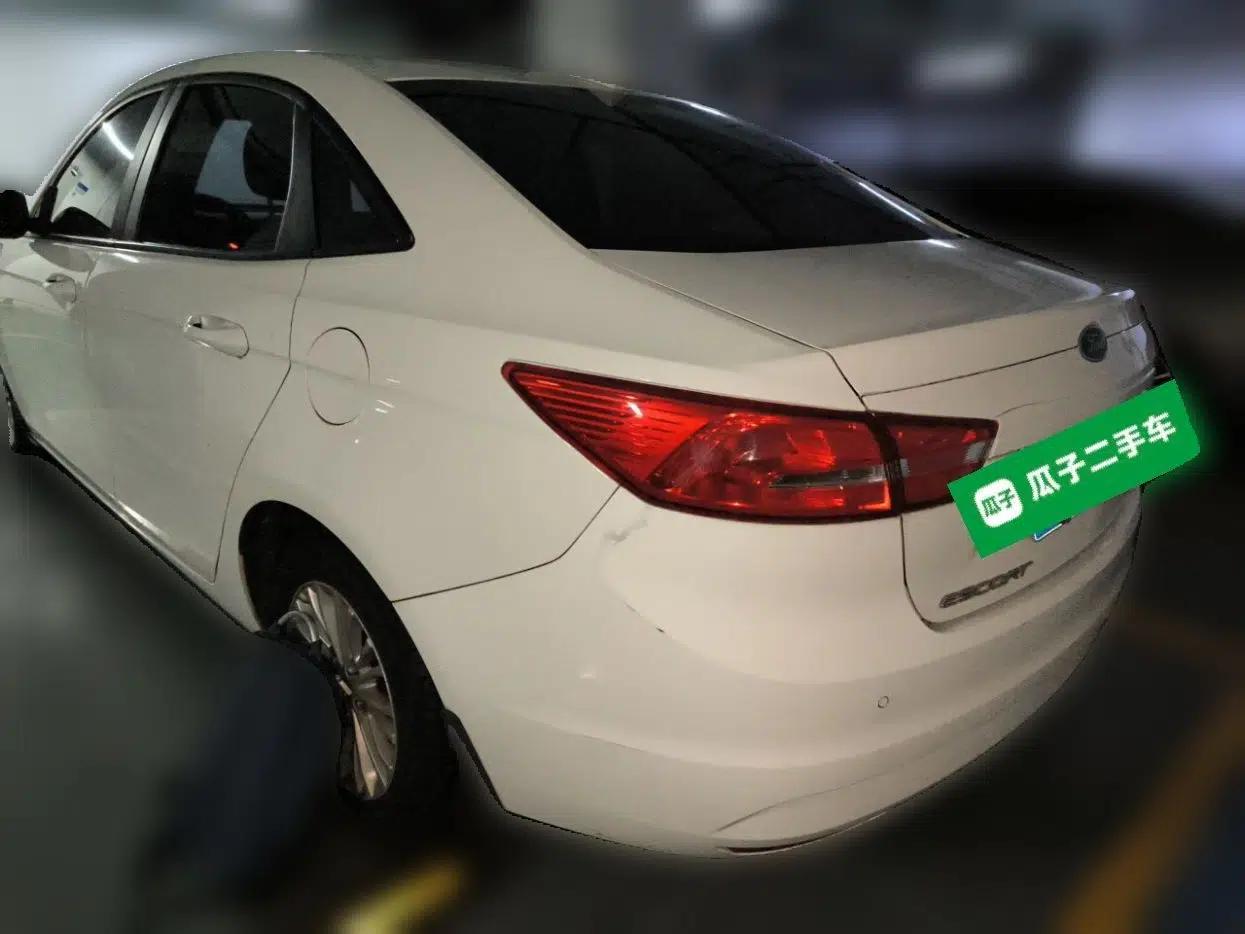 Ford Escort 2015 1.5L Automatic Comfort Edition — миниатюра 4