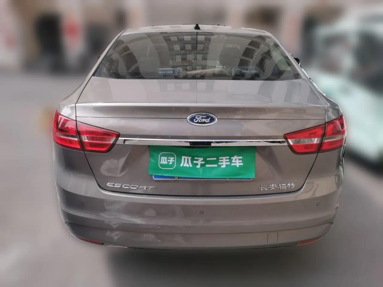 Ford Escort 2015 1.5L Automatic Fashion Model — миниатюра 5