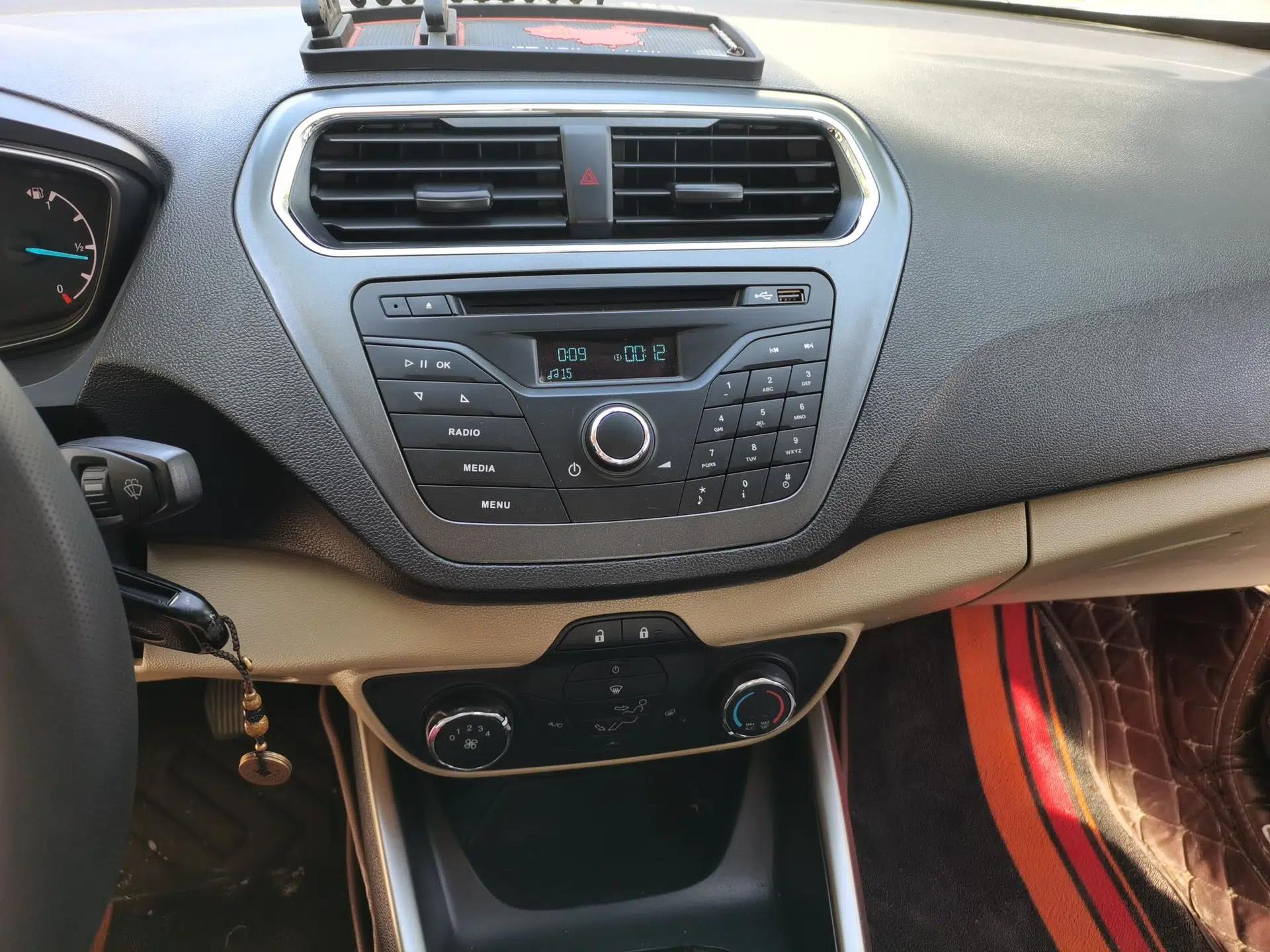 Ford Escort 2017 1.5L Manual Comfort Model — миниатюра 13