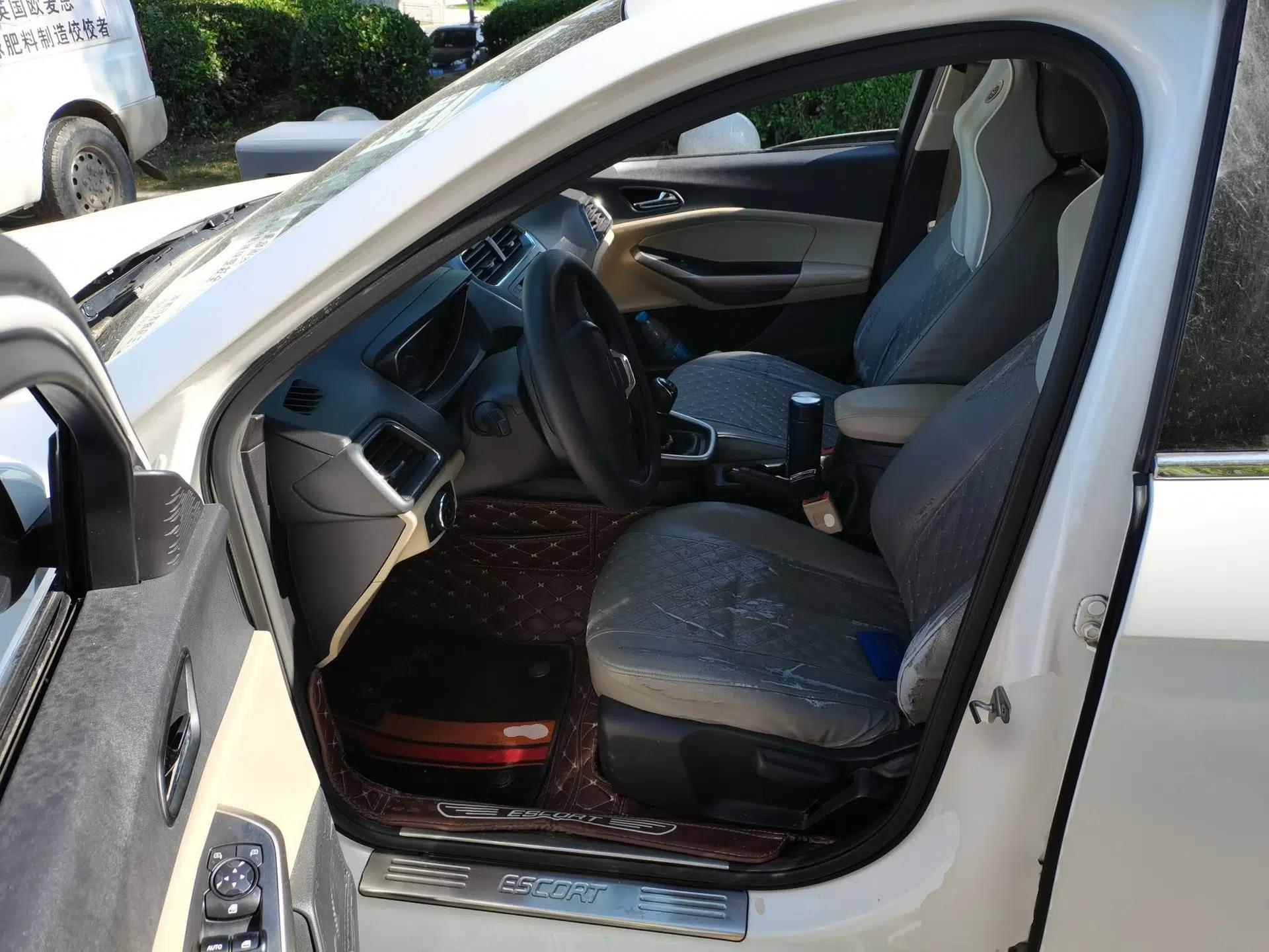 Ford Escort 2017 1.5L Manual Comfort Model — миниатюра 16