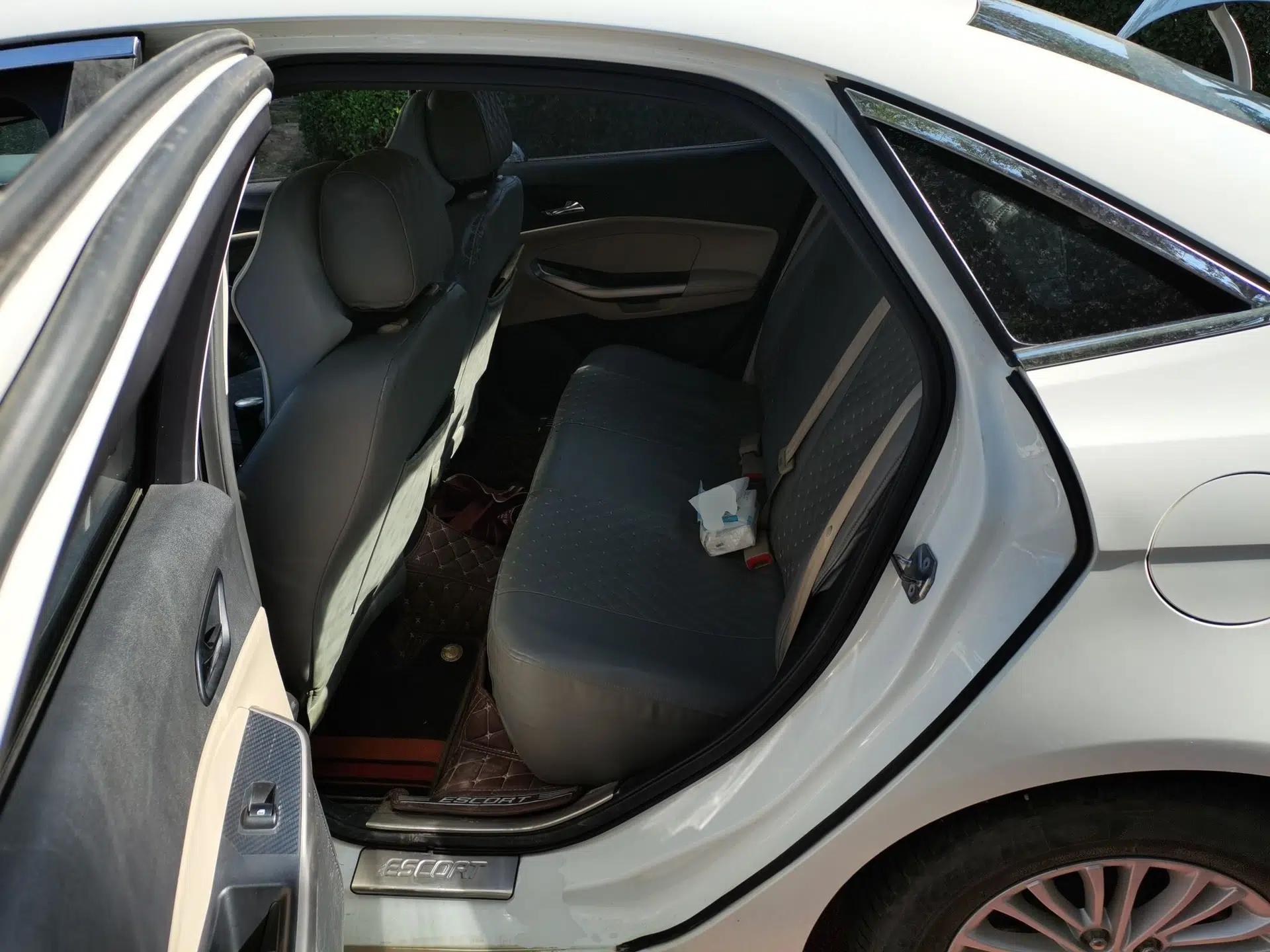 Ford Escort 2017 1.5L Manual Comfort Model — миниатюра 17
