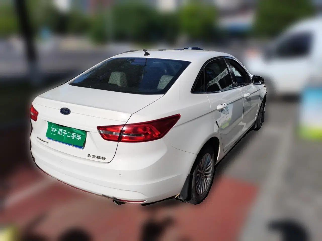Ford Escort 2017 1.5L Manual Comfort Model — миниатюра 6
