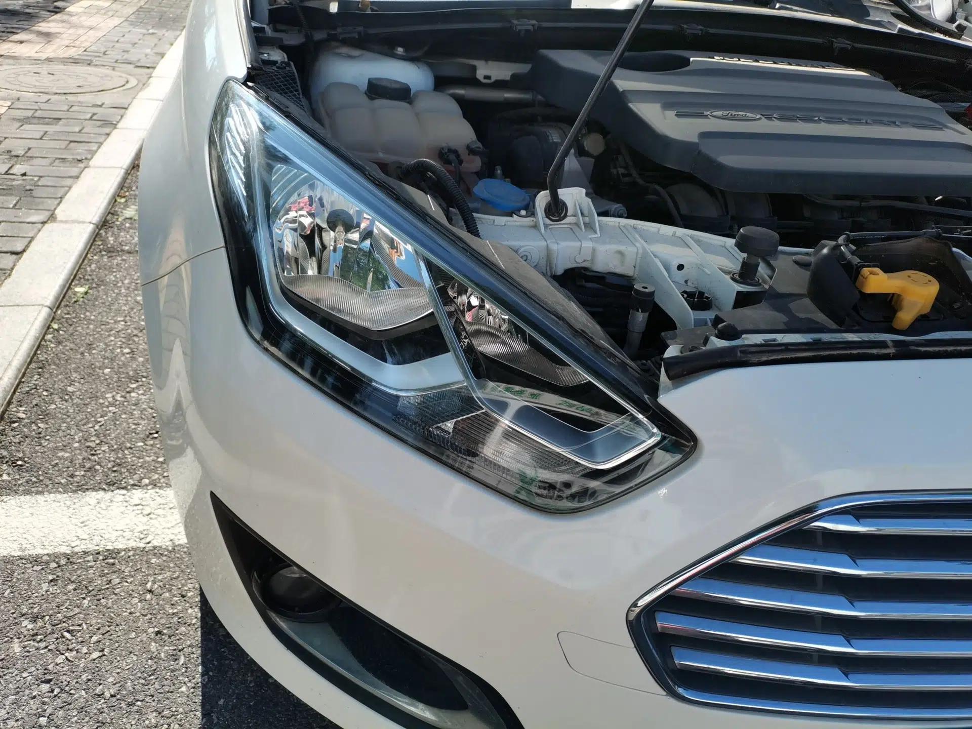 Ford Escort 2017 1.5L Manual Comfort Model — миниатюра 7