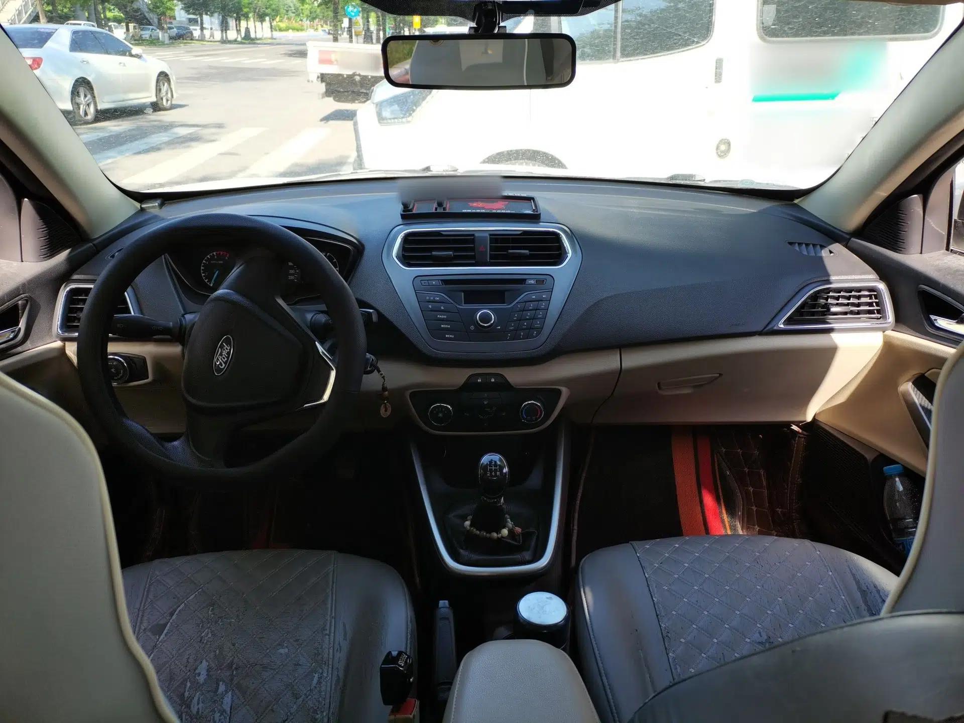 Ford Escort 2017 1.5L Manual Comfort Model — миниатюра 9