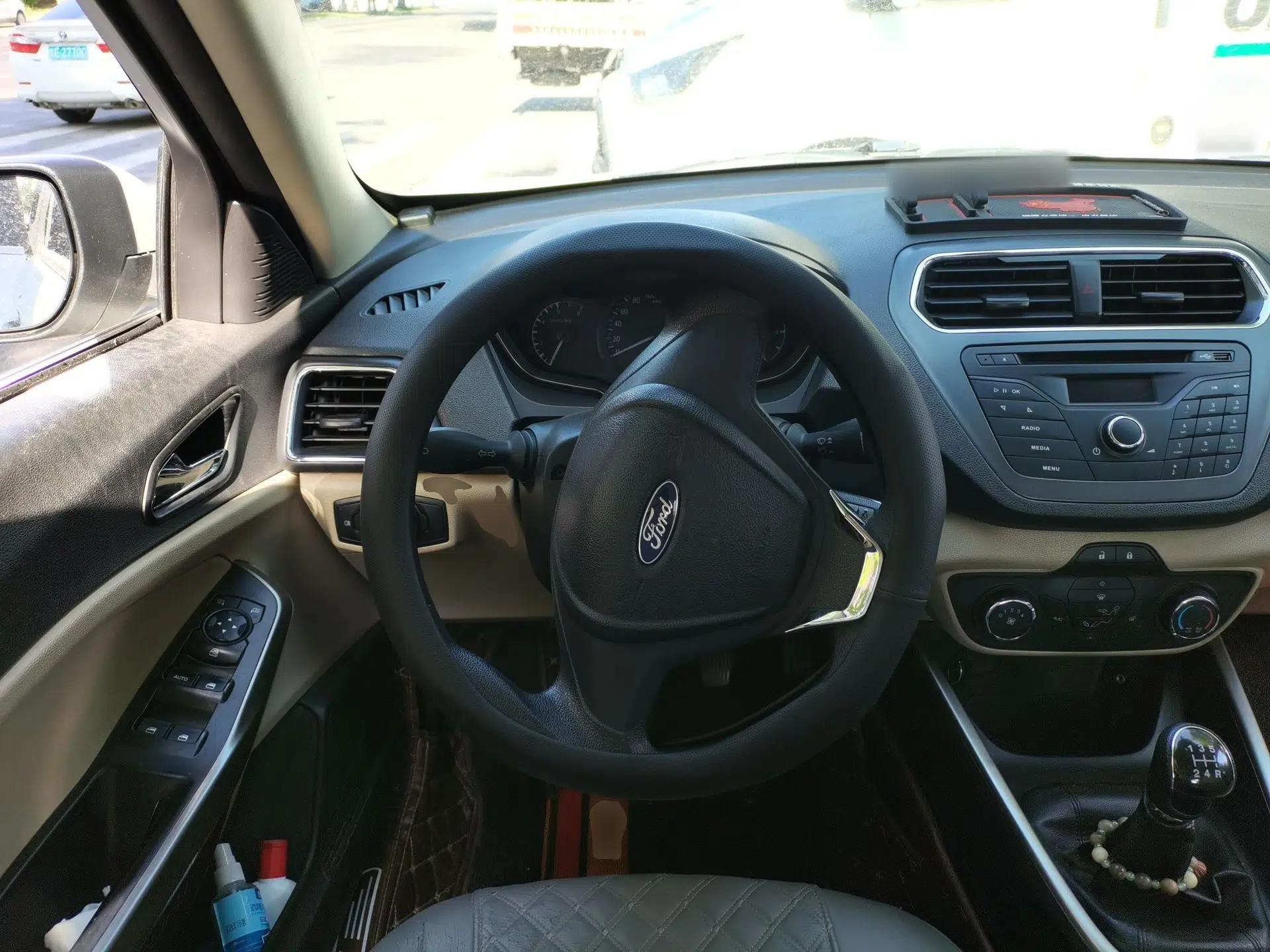 Ford Escort 2017 1.5L Manual Comfort Model — миниатюра 10