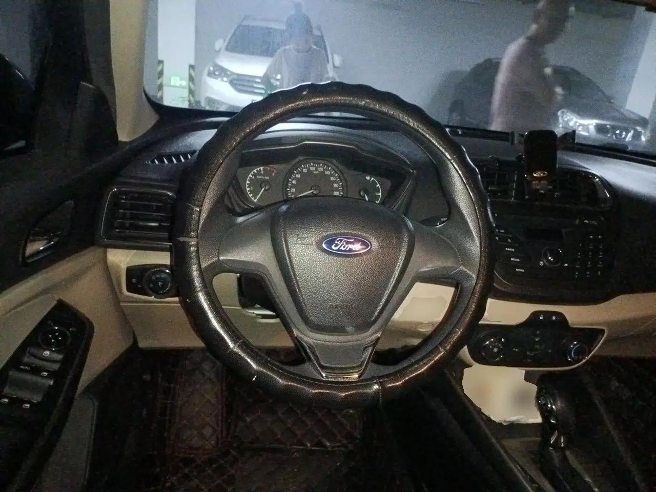 Ford Escort 2015 1.5L Automatic Comfort Edition — миниатюра 10