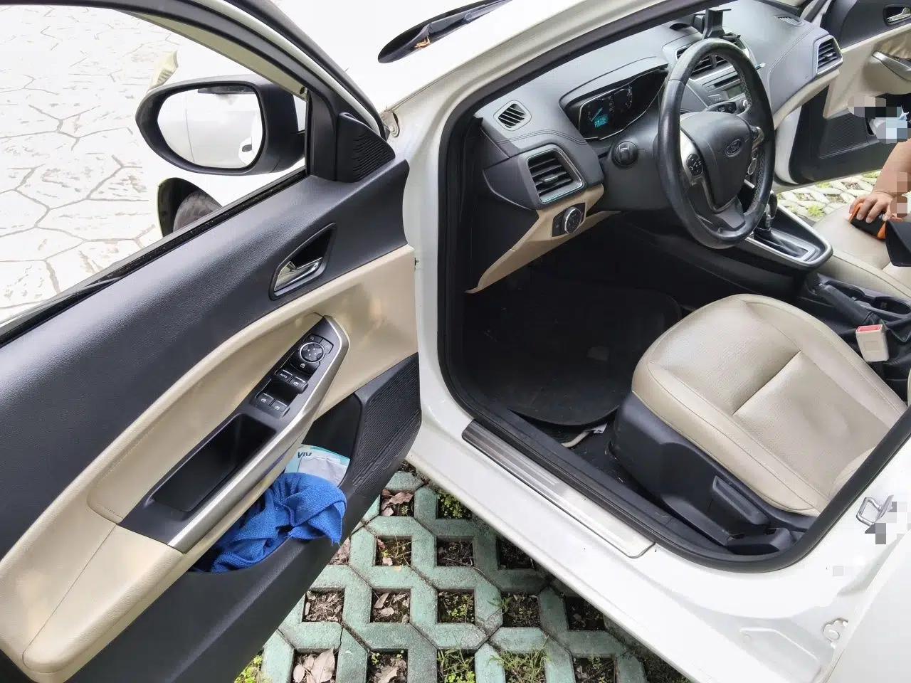Ford Escort 2015 1.5L Automatic Fashion Model — миниатюра 16
