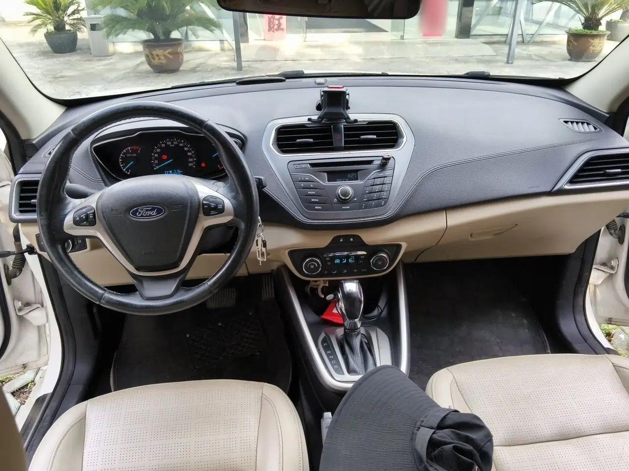 Ford Escort 2015 1.5L Automatic Fashion Model — миниатюра 9