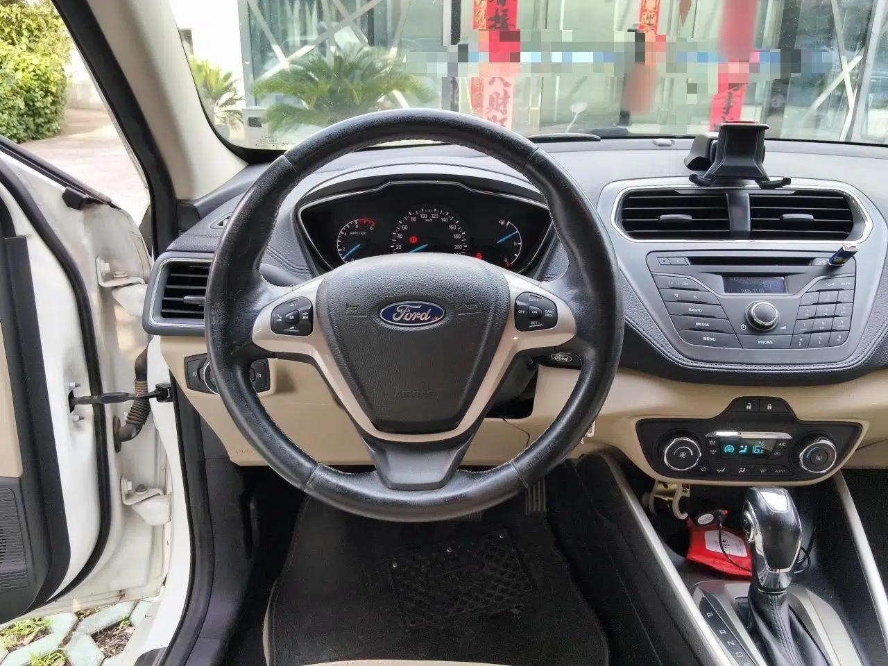 Ford Escort 2015 1.5L Automatic Fashion Model — миниатюра 10