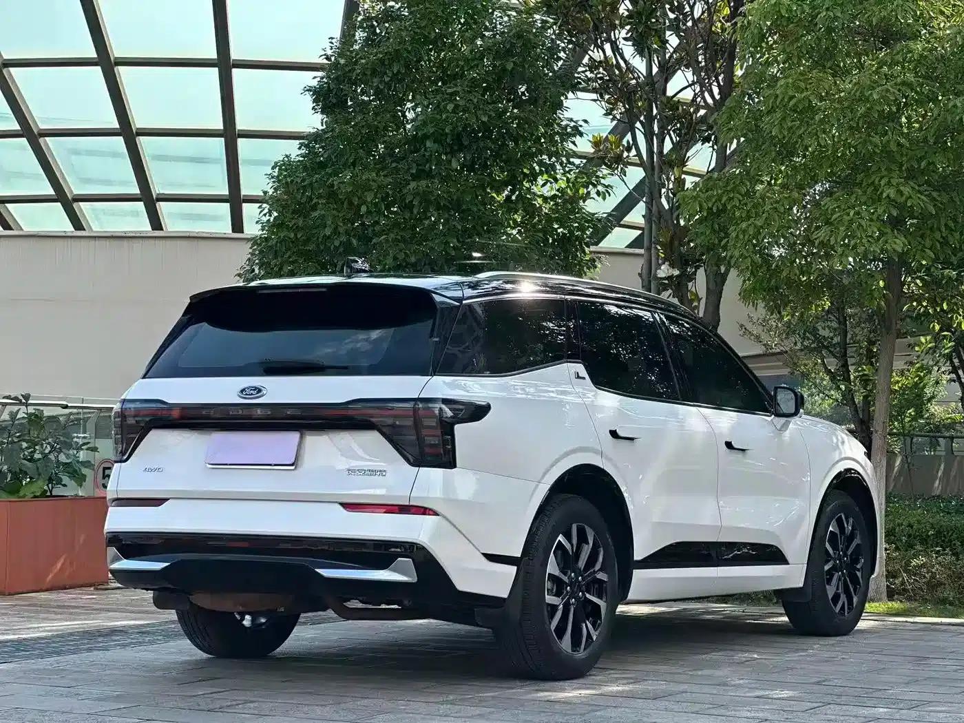 2025 Ford Edge L 2.0T EcoBoost AWD 7-Seat Supreme Edition — миниатюра 4