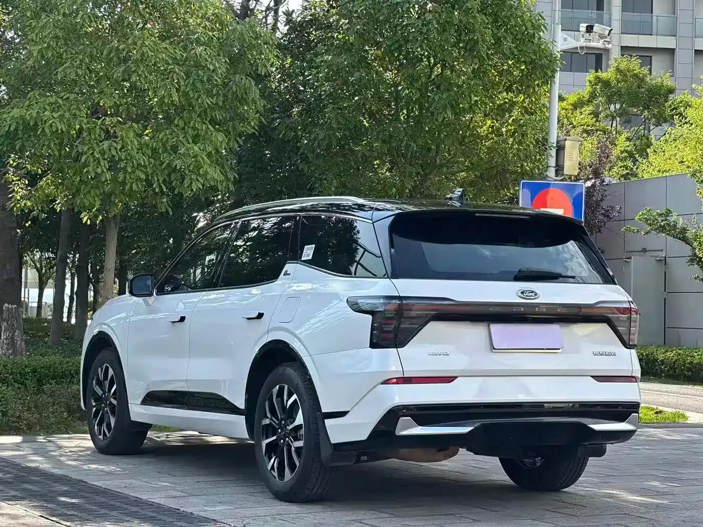 2025 Ford Edge L 2.0T EcoBoost AWD 7-Seat Supreme Edition — миниатюра 6