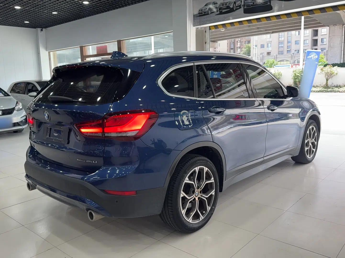 BMW X1 2022 sDrive25Li Leading Model — миниатюра 6