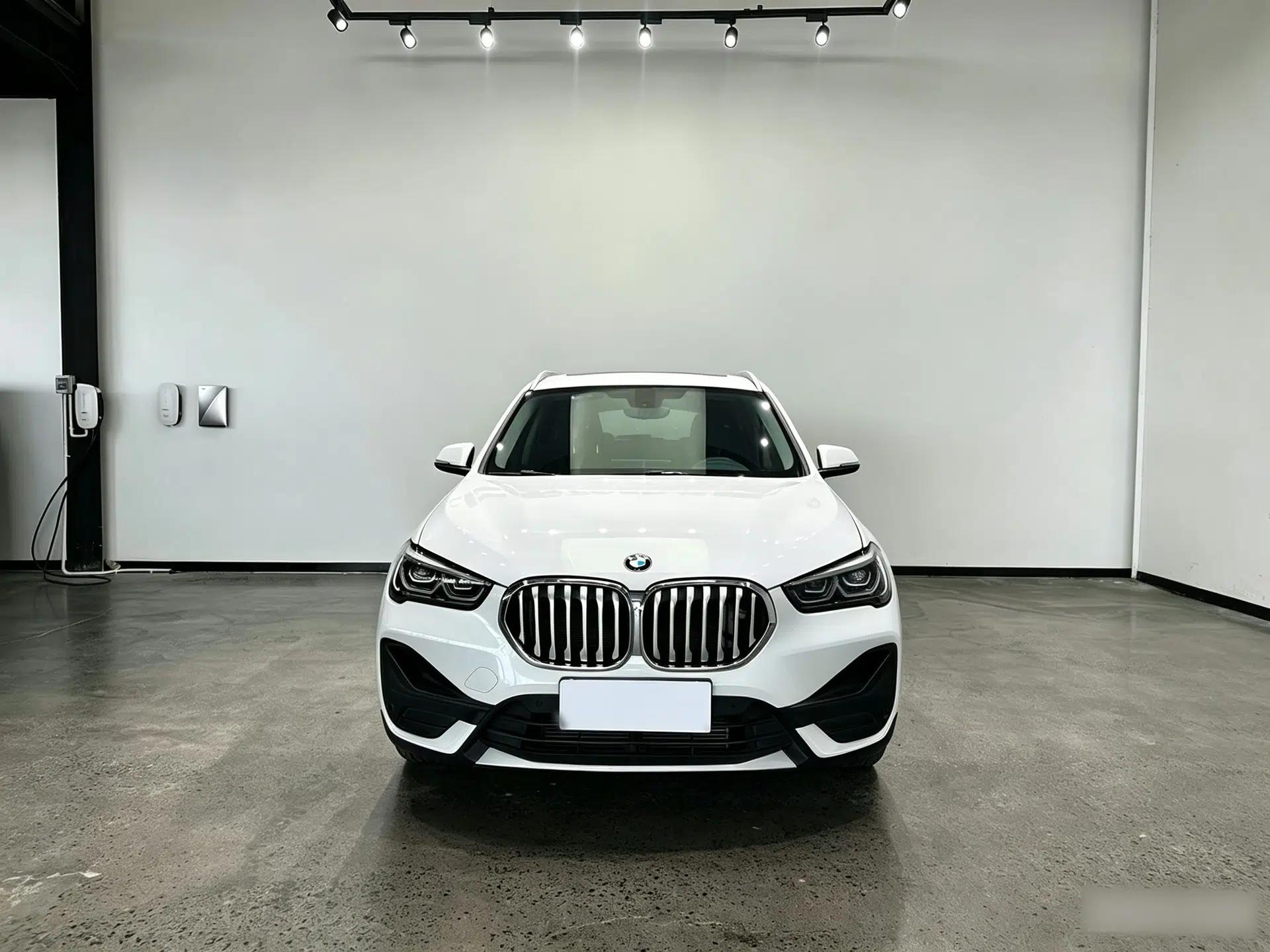 BMW X1 2022 sDrive25Li Leading Model — миниатюра 2