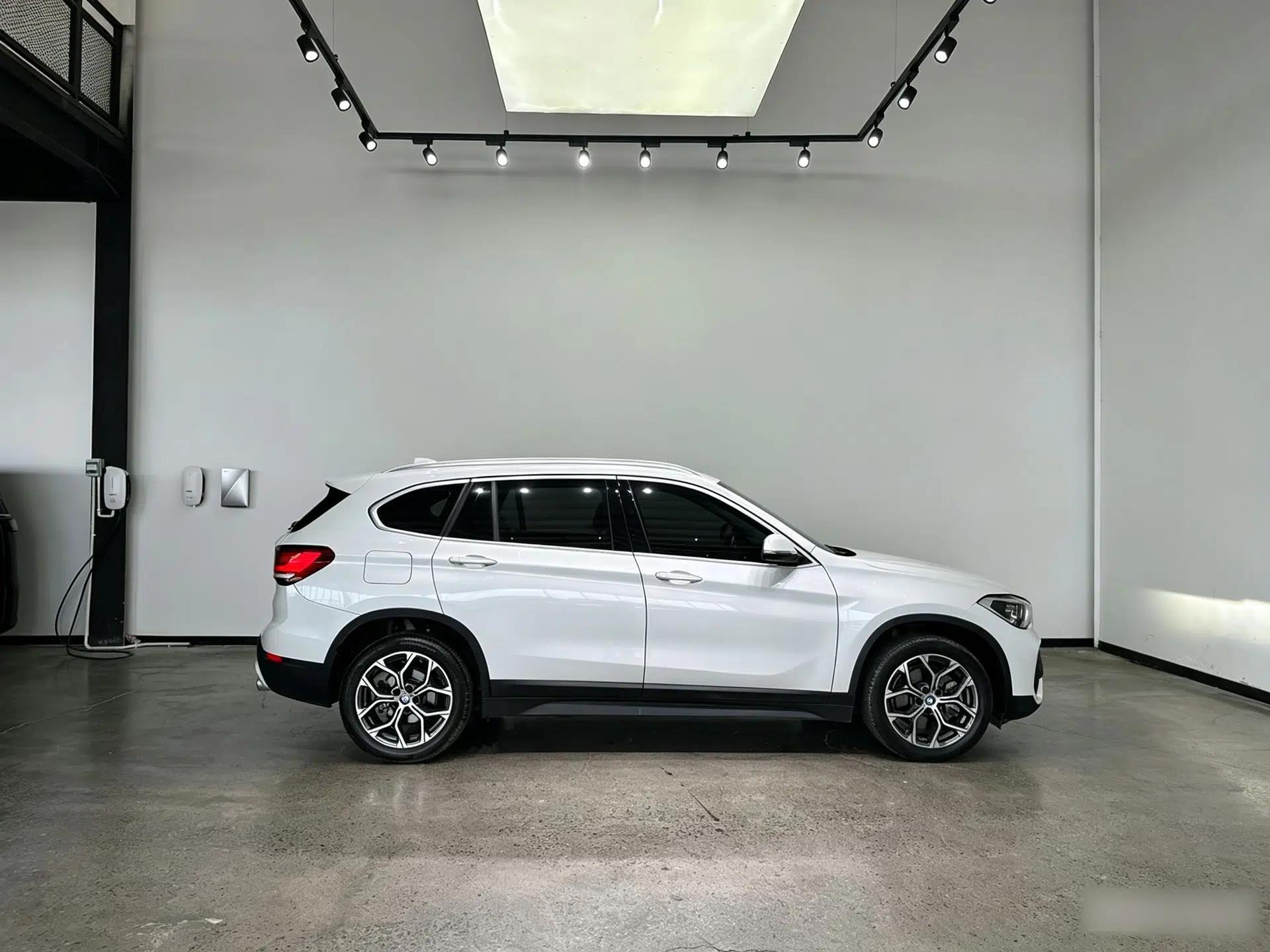 BMW X1 2022 sDrive25Li Leading Model — миниатюра 4