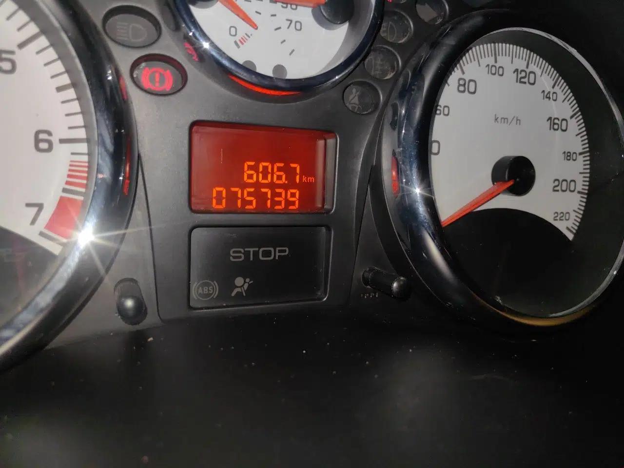 Peugeot 207 2011 Hatchback 1.4L Manual Yule Edition — миниатюра 12