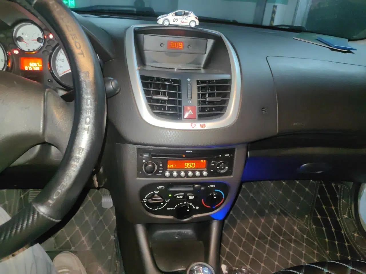 Peugeot 207 2011 Hatchback 1.4L Manual Yule Edition — миниатюра 13