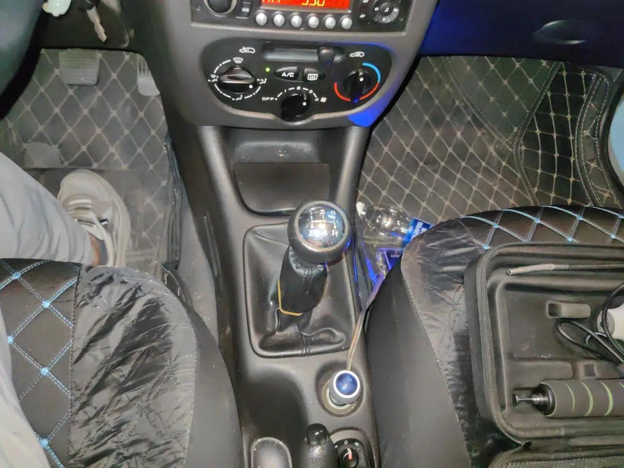 Peugeot 207 2011 Hatchback 1.4L Manual Yule Edition — миниатюра 14