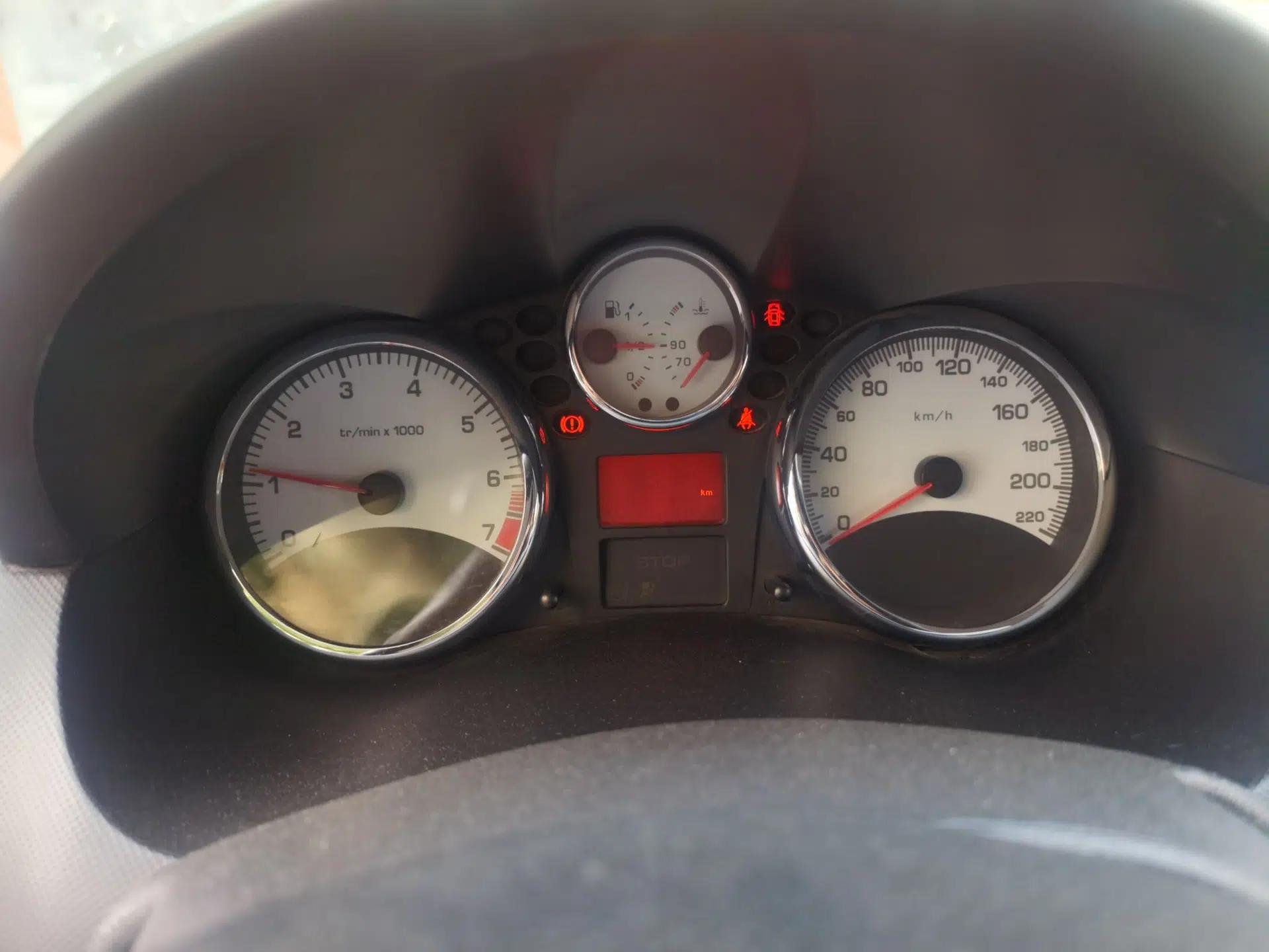 Peugeot 207 2011 Hatchback 1.4L Manual Yule Edition — миниатюра 11