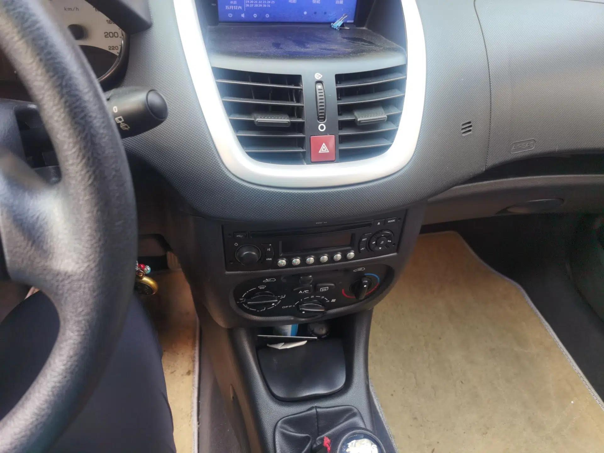 Peugeot 207 2011 Hatchback 1.4L Manual Yule Edition — миниатюра 13