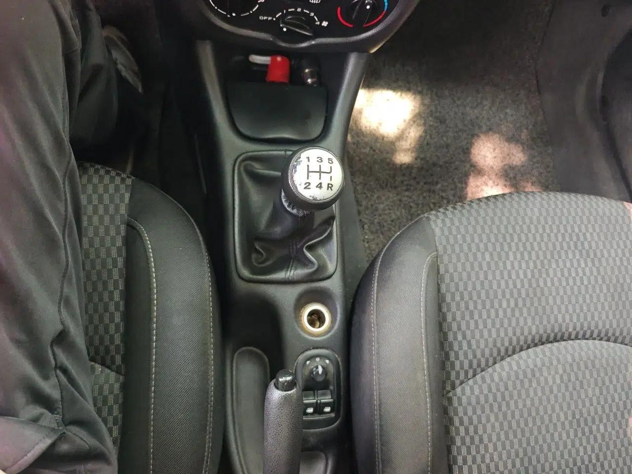 Peugeot 207 2011 Hatchback 1.4L Manual Yule Edition — миниатюра 14